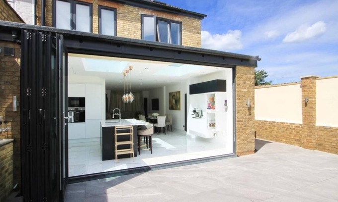 Uxbridge South House | Spacious 4-Bedroom in Uxbridge close to Heathrow, Legoland and Windsor Castle