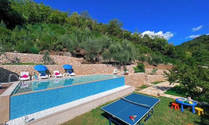 Herceg Novi Municipality House | Spacious 4-bedroom house with infinity pool for relaxing in lovely Herceg Novi