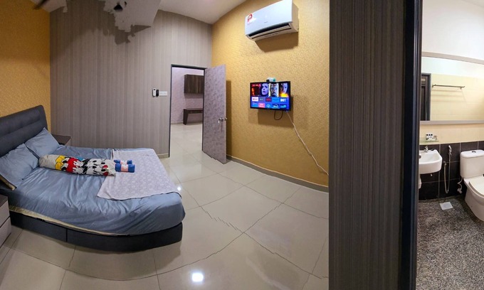 Pasir Gudang House | Spacious 4-bedroom townhome with AC, WiFi in serene Masai - Netflix and Disney