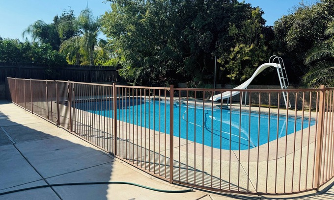 Bakersfield House | Spacious 4-bedroom house in lovely Bakersfield country club area with pool