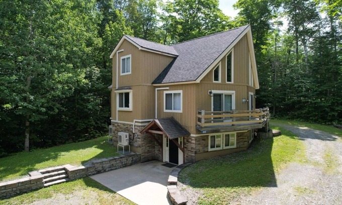 Carrabassett Valley House | Spacious 4-bedroom house w/Hot Tub near Sugarloaf with WiFi, bonus room and more