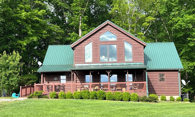 Spencer Cabin | Spacious 4BR/3BA Cabin w/Stunning Views – Near Fall Creek Falls!