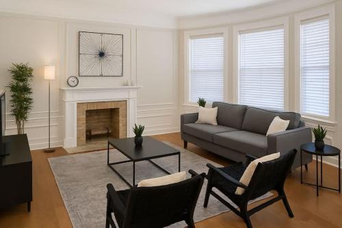 Rogers Park Apartment | Spacious 4BR Retreat - Chase E1