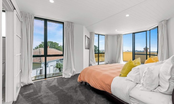 Devonport House | Spacious 4BR Villa in Devonport