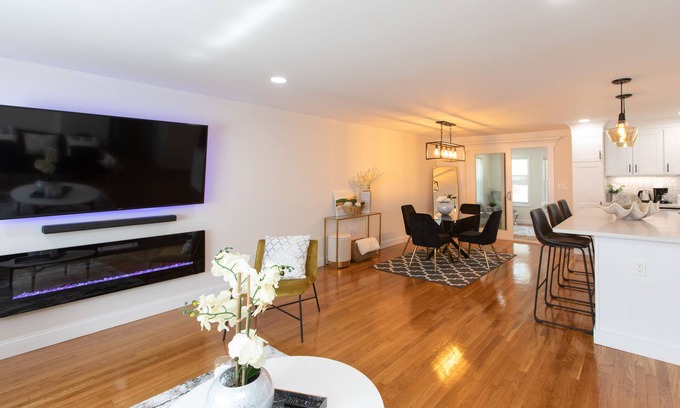 Randolph House | Spacious 4BR with Modern Amenities – Family-Friendlyn