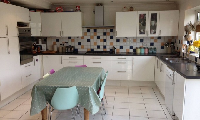 London Borough of Bromley House | Spacious 5 bed family house, large garden, walk to train station and shops. wifi