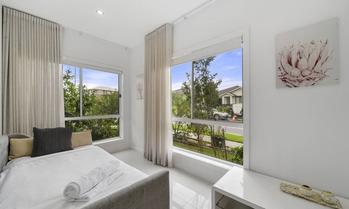 Gregory Hills House | Spacious 5 Bedroom 2.5 bathroom House in Gregory Hills