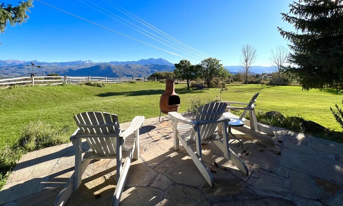 Carbondale House | Spacious 5+ Bedroom, Hot Tub, great Mountain Views. Half hour to Aspen Snowmass.
