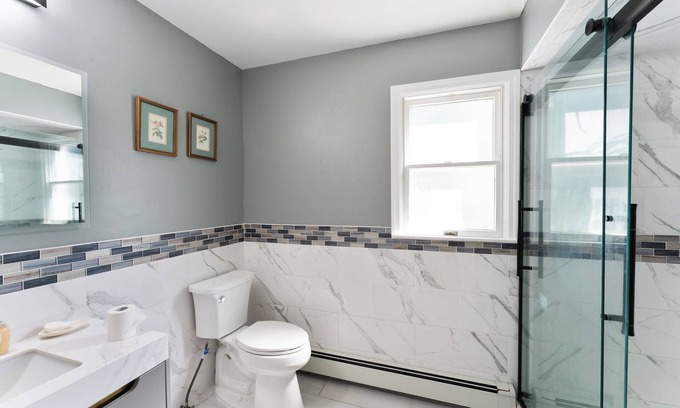 Bay Shore House | Spacious 5-bedroom house in charming Bay Shore with AC, WiFi