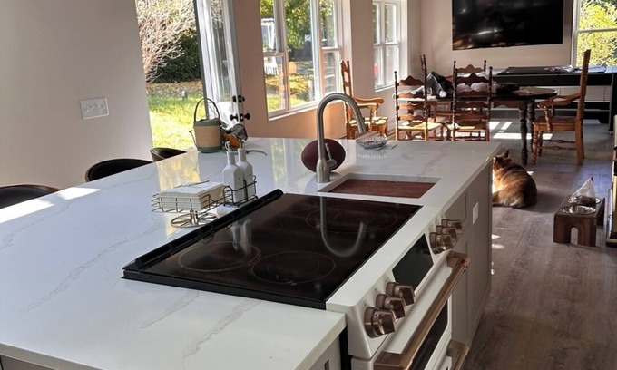 Lee House | Spacious 5-bedroom house in charming Lee with WiFi
