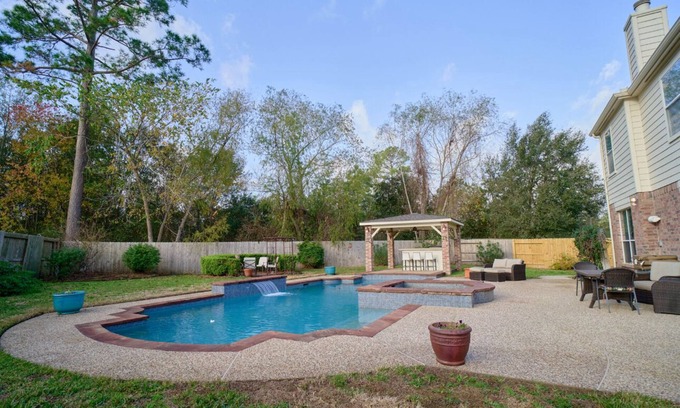 Louetta House | Spacious 5-bedroom Oasis House With Heated Pool/Spa