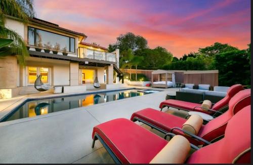 Bay Park Villa | Spacious 5BD Ocean Views Pool Jacuzzi