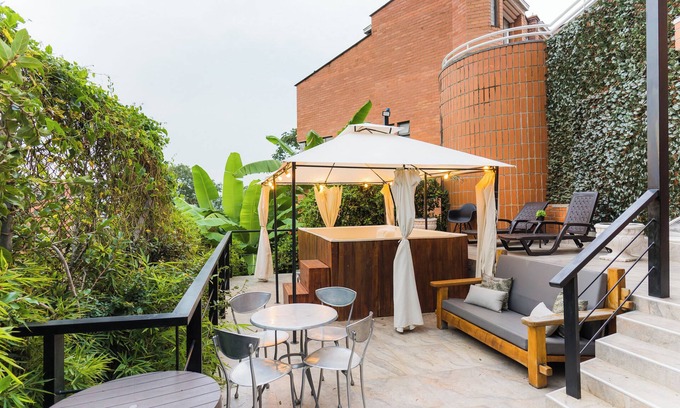 El Tesoro House | Spacious 5bed house with WiFi and AC in Poblado Medellin & Free Airport Pickup!