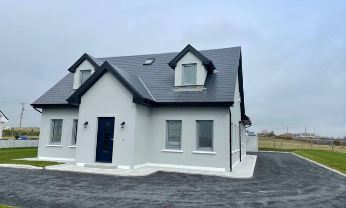 Tuam House | Spacious 5Br Home - Country View - Close to Galway