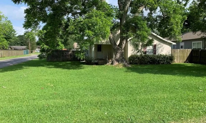 Groves House | Spacious 5BRs for Rent in Groves!