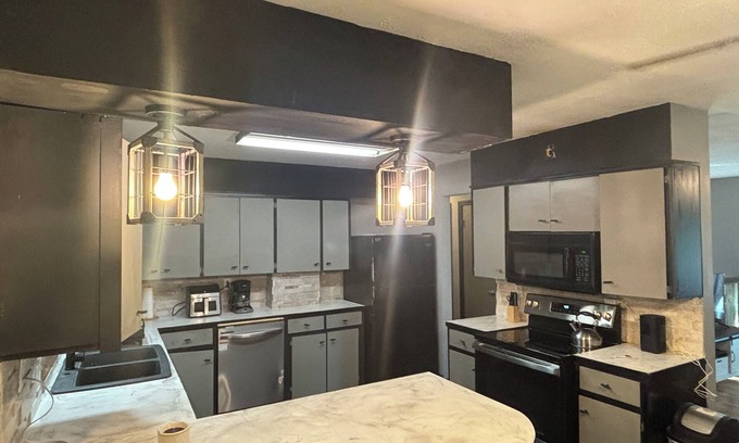 Cedar Rapids House | Spacious 6 Bed House, Wifi, TVs in all rooms. Jetted Tub, 2.5 Bath Close to I380