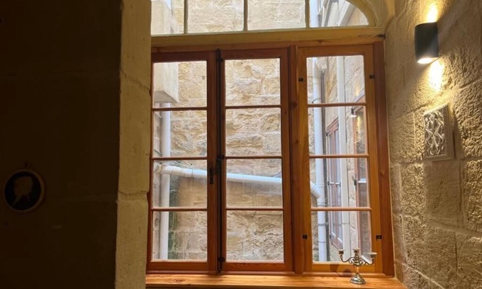 Senglea House | Spacious, 6-bedroom, 500 year old house of character, inc WiFI & AC in Senglea