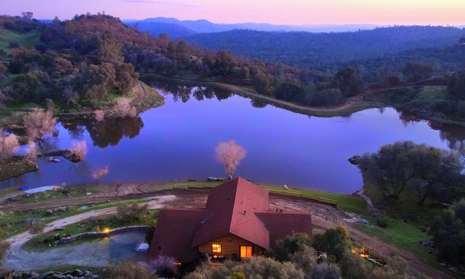 Ahwahnee House | Spacious 6-bedroom Estate with Private Lake, near Yosemite