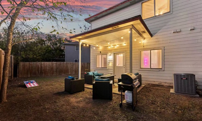 Austin House | Spacious 6-bedroom house with WiFi, Backyard and AC in amazing Austin!