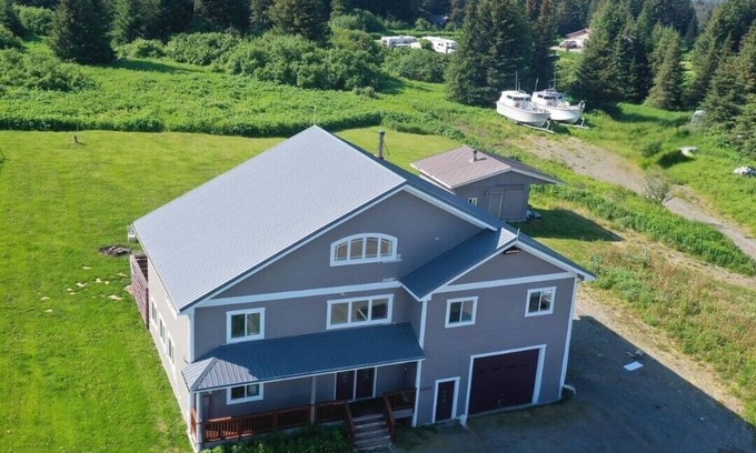 Diamond Ridge House | Spacious 6-bedroom+ Studio Apartment with 11+ Guests-Dog friendly in Homer Hills