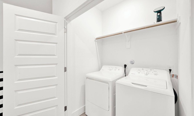 Southeast Houston House | Spacious 6-bedroom townhome with AC, WiFi in Houston - Perfect for Groups