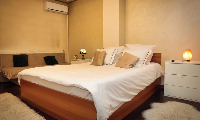 Tirgu Jiu Villa | Spacious 6-bedroom villa in gorgeous Târgu Jiu with WiFi, AC