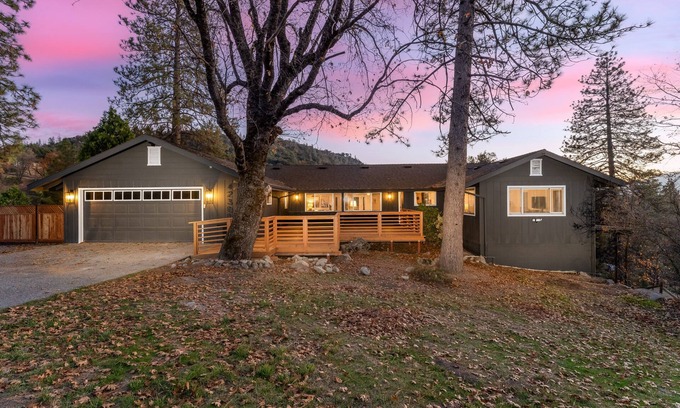 Yosemite Forks House | Spacious 7BR Yosemite Retreat - Hot Tub/Pet-Friendly