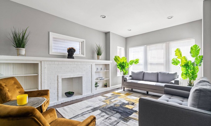 Avondale House | Spacious 8 BDRM + 2 Kitchens + Garage! Sleeps 16!