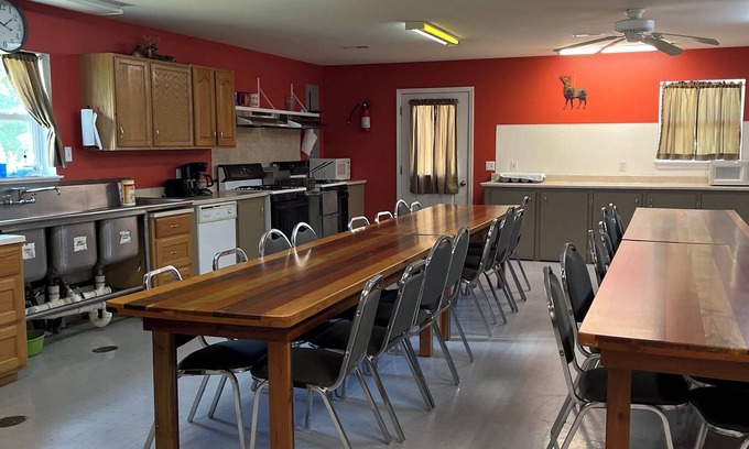Michael House | Spacious 8-bedroom lodge in delightful Batchtown with WiFi, AC