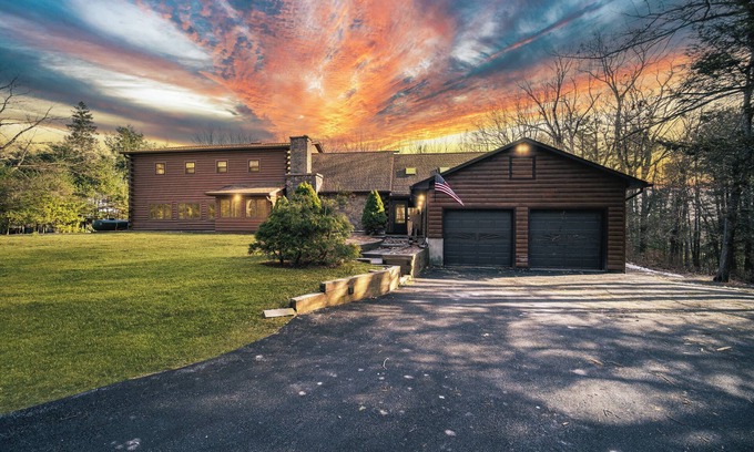 Rock Hill Villa | Spacious 8BR Catskills Cabin w/Game Room & Deck
