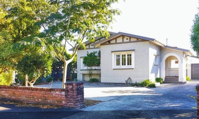 Palmerston North House | Spacious Accommodation Ideal for Contractors, Remote Workers, or Group Travel.