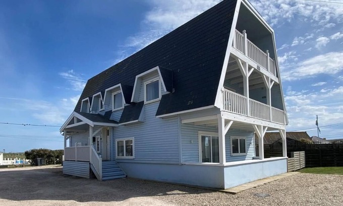 Camber House | Spacious accommodation 50m to the beach