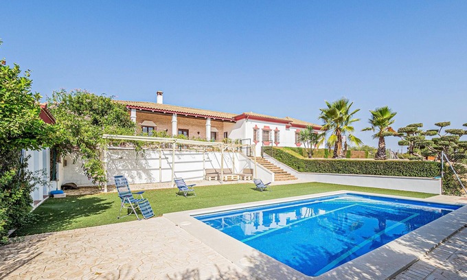 La Carlota House | Spacious and comfortable cottage in the village of La Carlota.