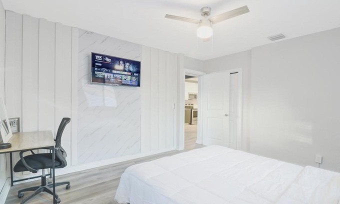 Miramar House | Spacious and luxurious home centrally located between Miami and Ft. Lauderdale