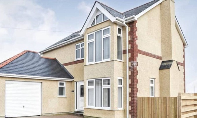 Cylch-Y-Garn House | Spacious and modern 4 bedroomed detached house with panoramic views