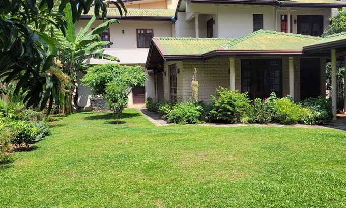 Wellawatte House | Spacious and Serene 5-bedroom Family Home with AC and WiFi in Colombo
