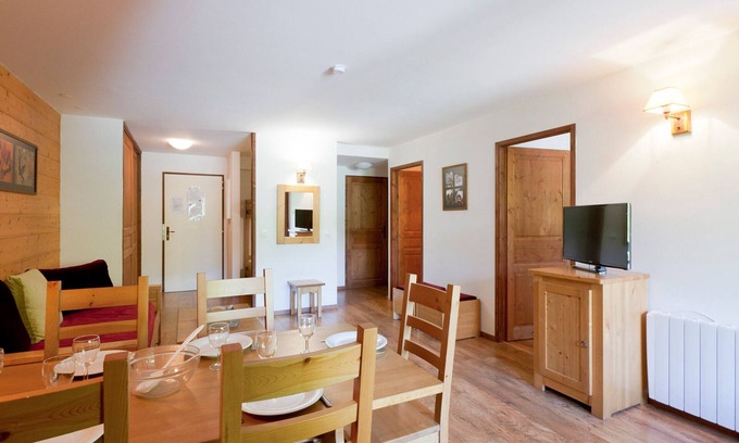 Brides-les-Bains Apartment | Spacious Apartment for 8 with Balcony, Parking, Ski Locker, and Wi-Fi in Brides-les-Bains