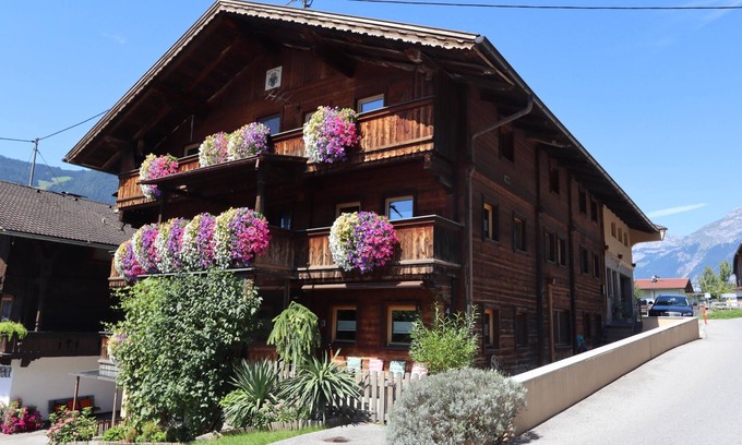 Bruck am Ziller Apartment | Spacious apartment in typical Tyrolean style