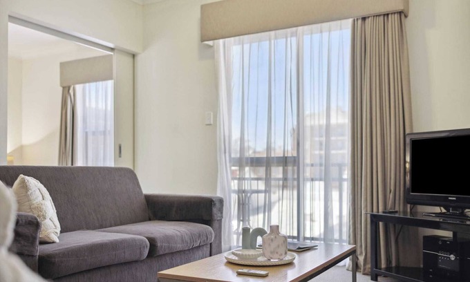Northbridge Apartment | Spacious Apt in Northbridge with Pool