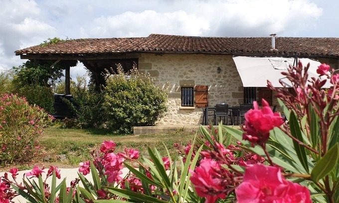 Armillac House | Spacious Bed and breakfast a lovely Barn in the pay de Lauzun south of Dordogne