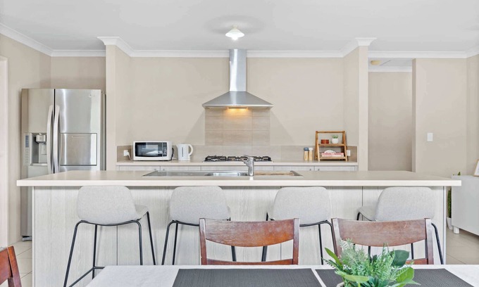 Dawesville House | Spacious Beach House – Family & Pet-Friendly