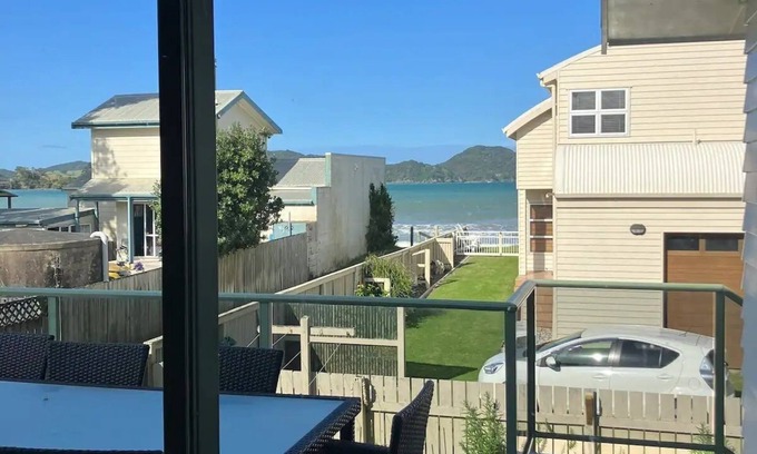 Oakura House | Spacious Beach House