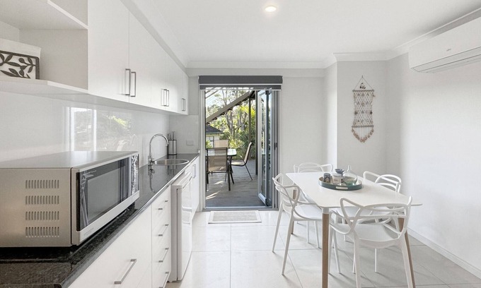 Surf Beach Apartment | Spacious Beach Studio With Alfresco Dining