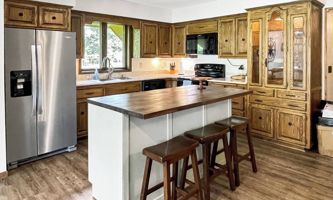 Pine River House | Spacious Beachfront Retreat with Kayaks, close to all "Lakes Area" attractions