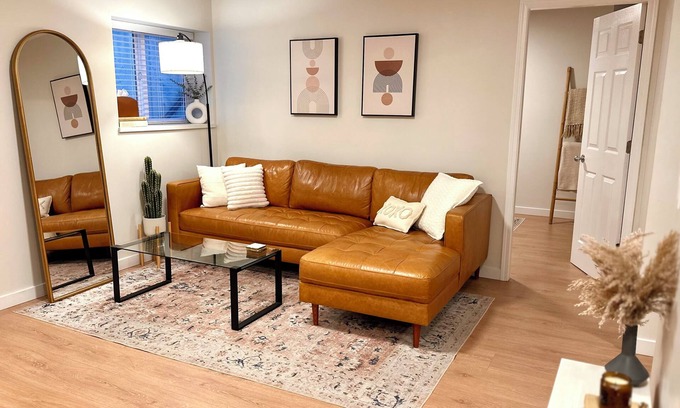 Walnut Grove House | Spacious & bright 2 bedroom suite with full kitchen and in-suite laundry!