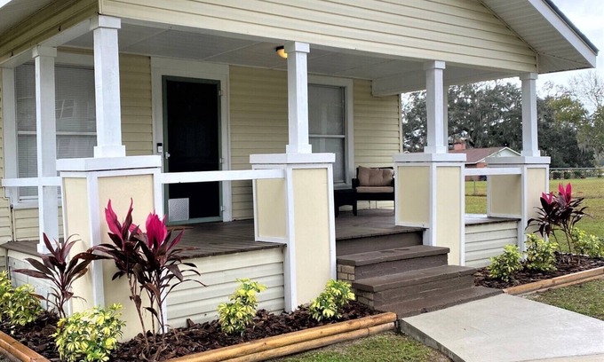 Wesley Chapel South House | Spacious Bungalow fully fenced with Hot tub, Basketball, Ping pong table & BBQ