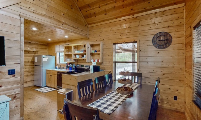 Broken Bow Cabin | Spacious cabin with private hot tub, W/D, central AC + dog friendly