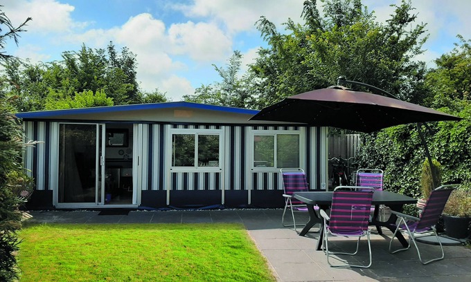 De Cocksdorp Ski Chalet | Spacious caravan with fixed awning and sheltered garden