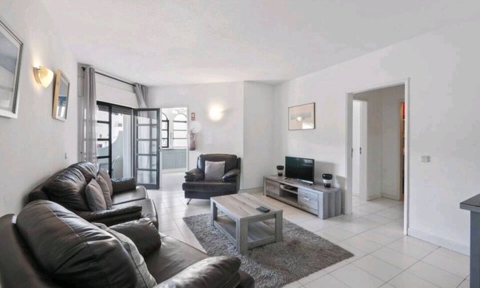 Mato Serrao Apartment | Spacious central beach home steps from the sea