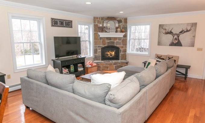 Wilmington House | Spacious Chalet - PetFriendly/HotTub/Firepit/GameRoom/AC